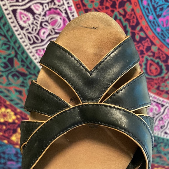 Size 8.5 (I believe) Aerosole Leather Open Toe Pumps w Wooden Heel - Picture 4 of 12